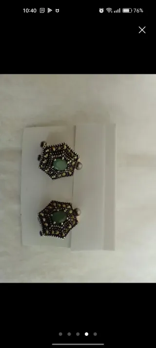 Pendientes hexagonales con piedra verde, de plata.