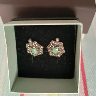 Pendientes hexagonales con piedra verde, de plata.