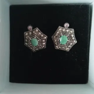 Pendientes hexagonales con piedra verde, de plata.