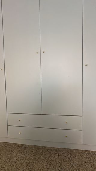 Armario de madera blanco y marrón