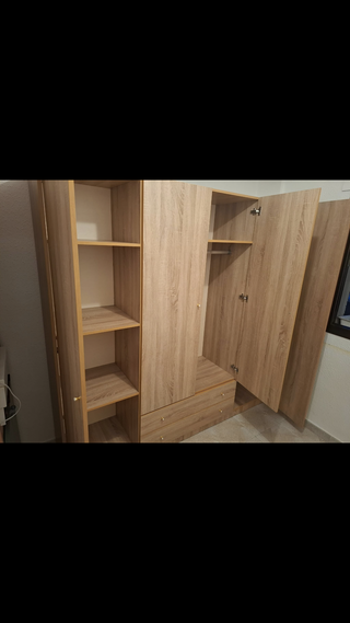 Armario de madera blanco y marrón