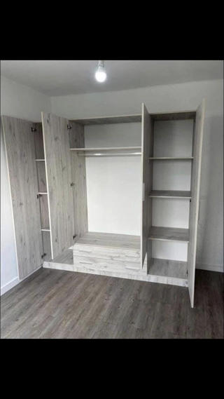 Armario de madera blanco y marrón