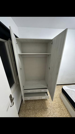 Armario de madera blanco y marrón