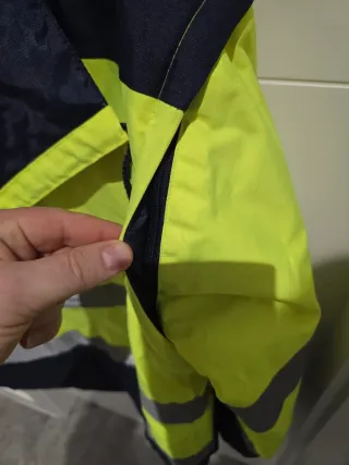 Chaqueta de alta visibilidad impermeable.