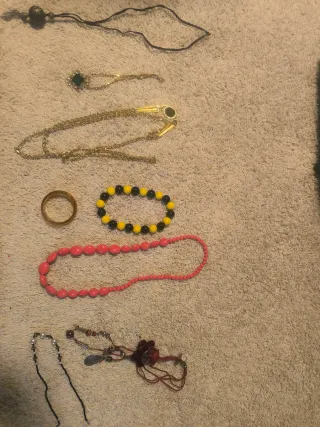 Collares bisutería dorados y rosas. PRECIO x Todo.