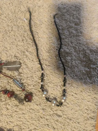 Collares bisutería dorados y rosas. PRECIO x Todo.