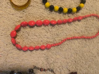 Collares bisutería dorados y rosas. PRECIO x Todo.