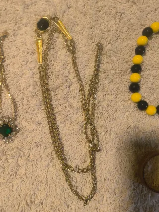 Collares bisutería dorados y rosas. PRECIO x Todo.