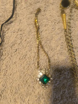 Collares bisutería dorados y rosas. PRECIO x Todo.