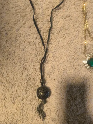 Collares bisutería dorados y rosas. PRECIO x Todo.