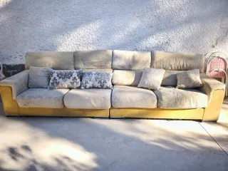 Sofá de tela beige y dorado