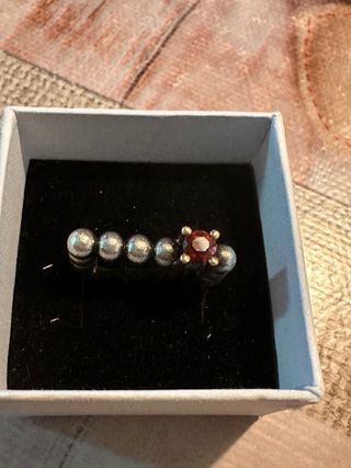 Anillo Àtoms Jud Joies con piedra roja