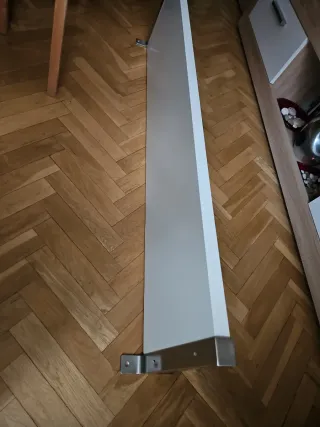 Scaffale Ikea con supporti metallici