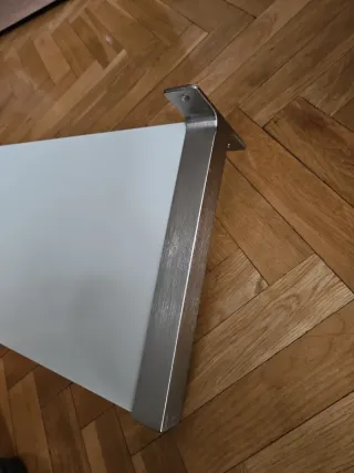 Scaffale Ikea con supporti metallici