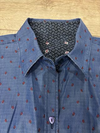 Camisa azul estampada