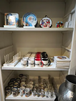 Taza de porcelana roja y blanca