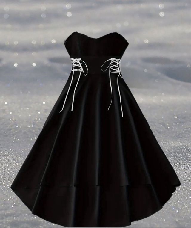 Vestido negro con cordones y pelo blanco