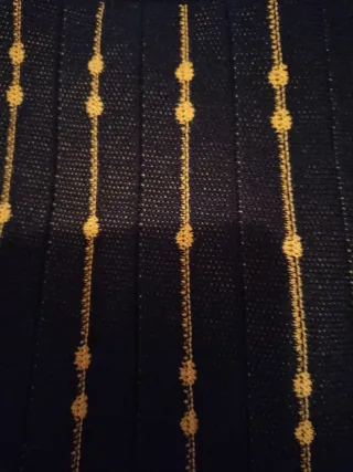 Falda de punto negra con detalles amarillos