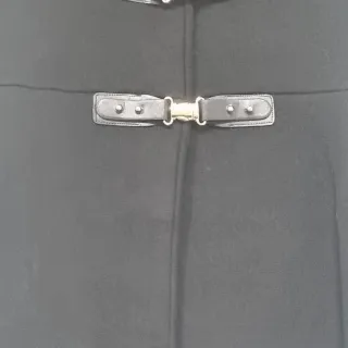 Capa de punto negra con cuello de pelo