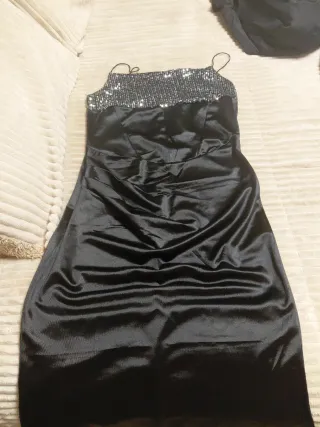 Vestido negro con lentejuelas y raso