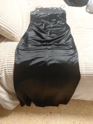 Vestido negro con lentejuelas y raso