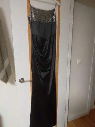 Vestido negro con lentejuelas y raso