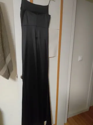 Vestido negro con lentejuelas y raso