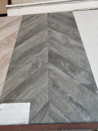 Porcelánico madera gris espiga rectificado