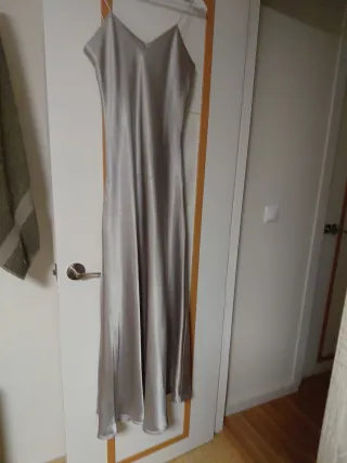 Vestido de satén gris