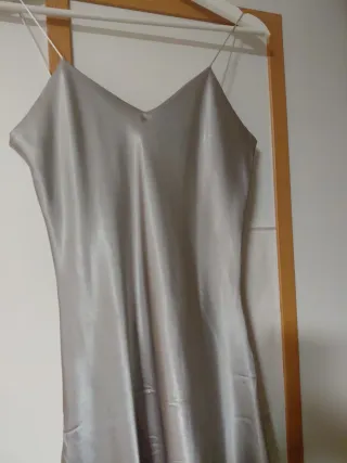 Vestido de satén gris