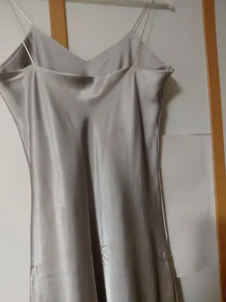 Vestido de satén gris