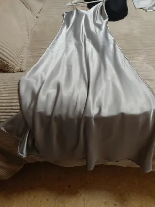 Vestido de satén gris