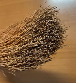 Scopetta in fibra vegetale con manico legno