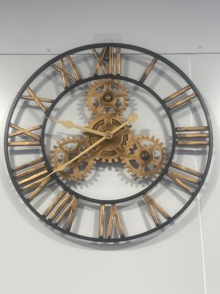 Reloj de pared con engranajes
