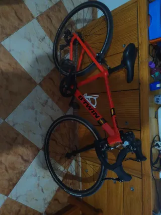 Bicicleta de carretera Btwin Roja