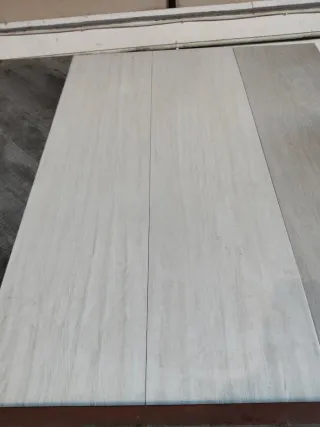 Porcelánico rectificado acabado madera blanco