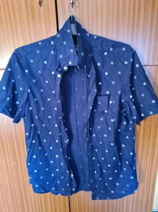 Camisa azul de manga corta con lunares
