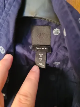 Camisa azul de manga corta con lunares