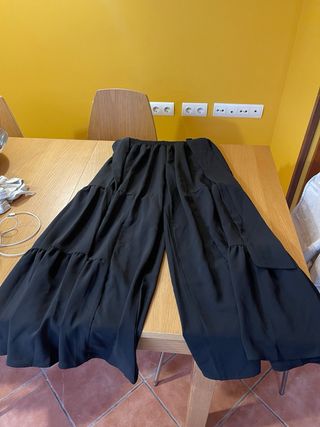 Falda pantalón negra volantes lazo