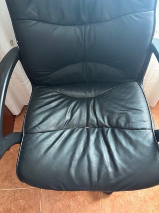 Silla de oficina giratoria de cuero negra
