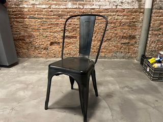 Silla de metal negra