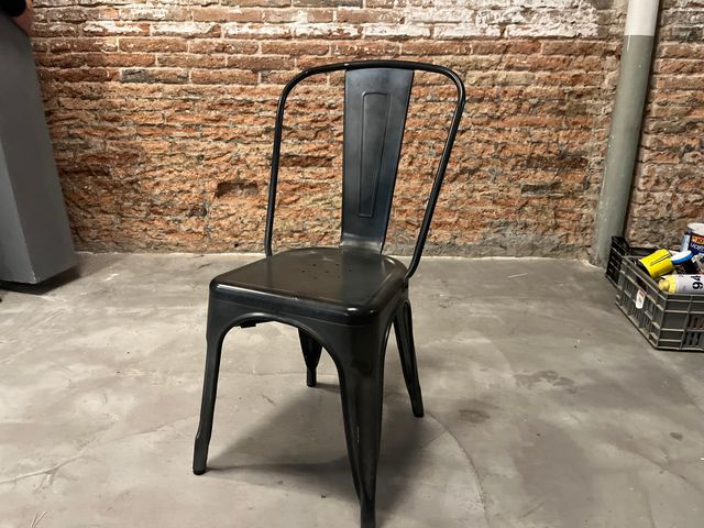 Silla de metal negra