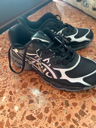Zapatillas ASICS Negras y Plateadas