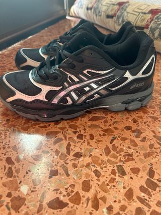 Zapatillas ASICS Negras y Plateadas