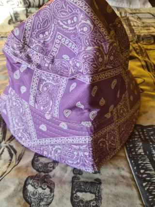 Gorro bucket bandana morado reversible