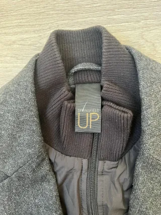 Abrigo gris con bolsillos