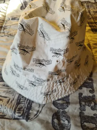 Gorro bucket Reebok Classic blanco y negro