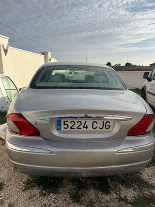 VOLVO  Y JAGUAR SE VENDEN LOS DOS