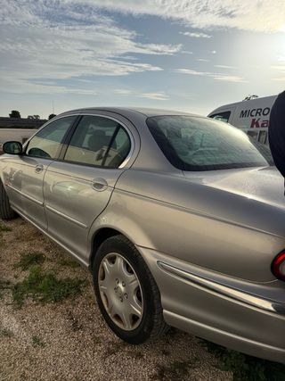 VOLVO  Y JAGUAR SE VENDEN LOS DOS