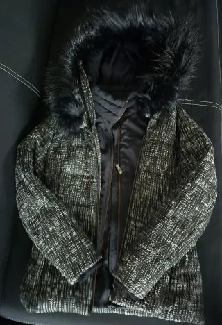 Abrigo con capucha y pelo